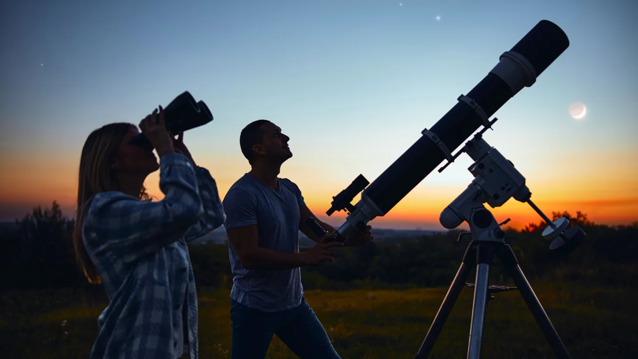The right astronomical instrument for the new astronomer in your life may be a telescope or it may be binoculars. Credit: iStockphoto/Getty Images