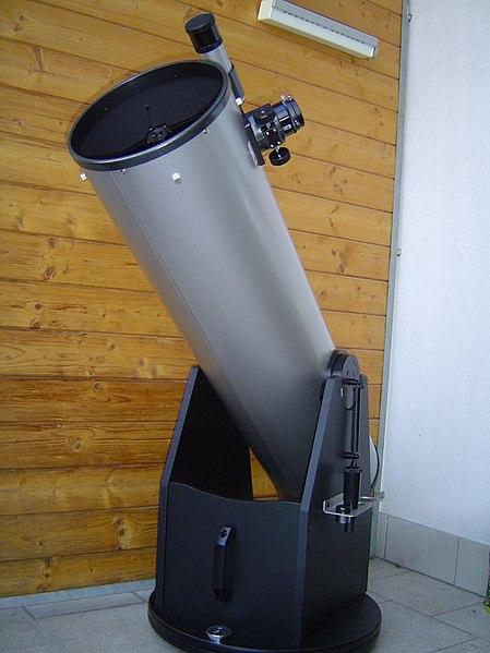 Dobsonian telescopes are pretty basic, and a more cost-effective way to have a large-aperture telescope. Credit: Wikimedia Commons