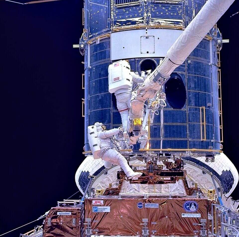 Astronauts Jeff Hoffman and Story Musgrave work on Hubble during the first servicing mission. Credit: NASA