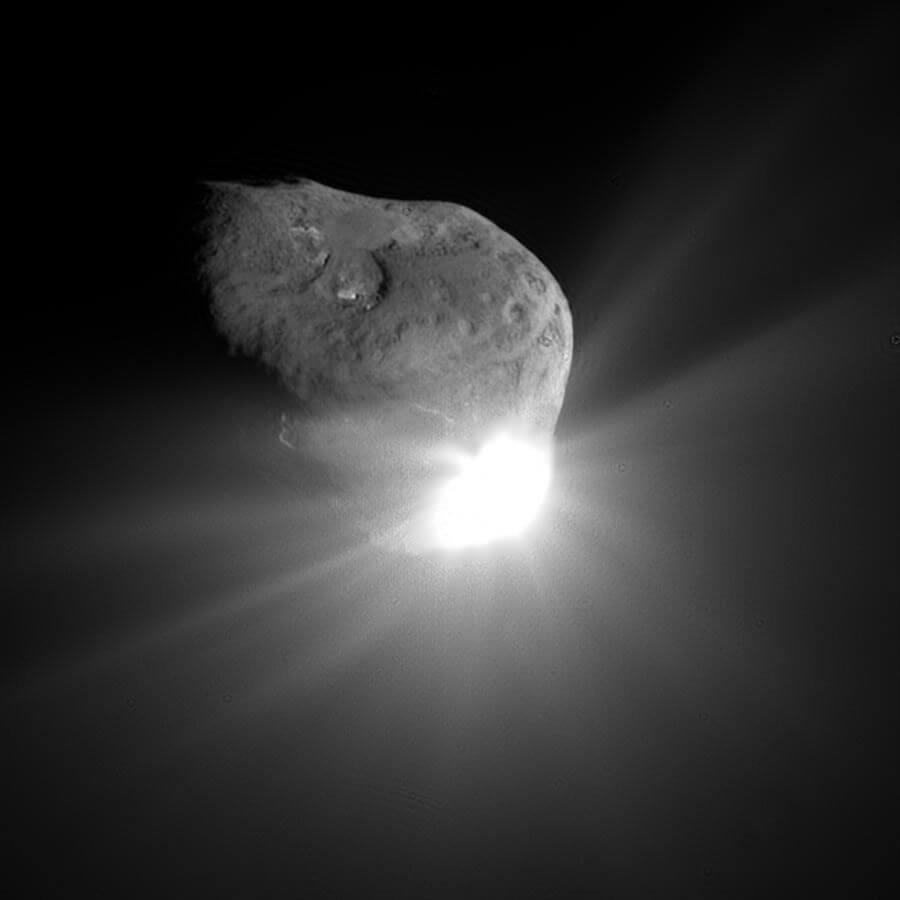 This image was taken about a minute after the Deep Impact spacecraft sent its impactor smashing into the surface of the comet Tempel 1. Credit: NASA/JPL-Caltech/UMD