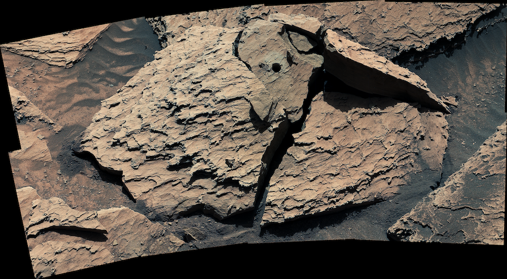 Atacama shattered when it hit the ground, exposing its insides for Curiosity to study. Credit: NASA/JPL-Caltech/MSSS